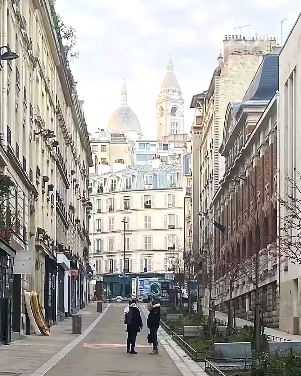 Street view of Montmartre Airbnb