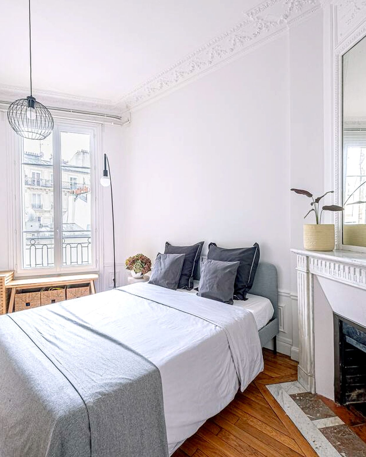 Bedroom in a bright and spacious Parisian apartment