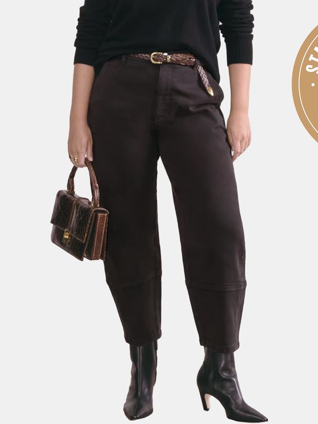 woman wearing black washed jeans