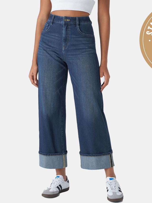 woman wearing blue washed jeans