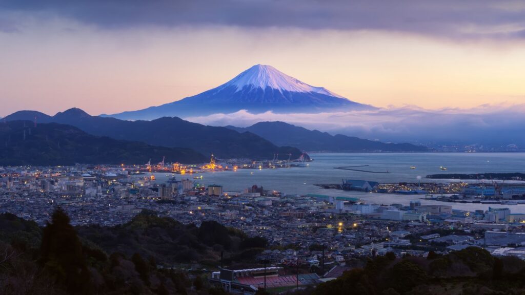 Japan’s Best Time for Cherry Blossoms and Fall Foliage The Best Time to Visit Japan for Cherry Blossoms, Fall Foliage, or Fewer Crowds