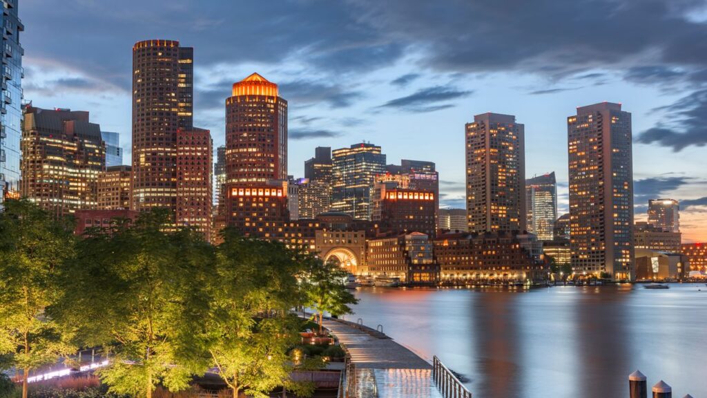 Boston Nightlife: The Best Ways To Experience It The Best Ways to Experience the Burgeoning Boston Nightlife Scene