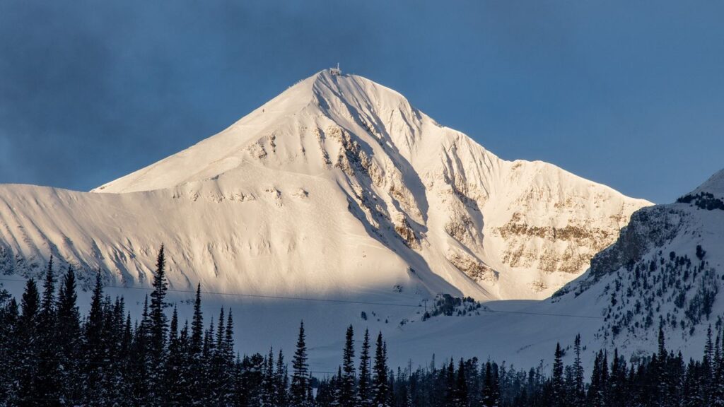 6 Best Montana Ski Resorts for Fun, Runs, and Après, Western Style 6 Best Montana Ski Resorts for Fun, Runs, and Après, Western Style