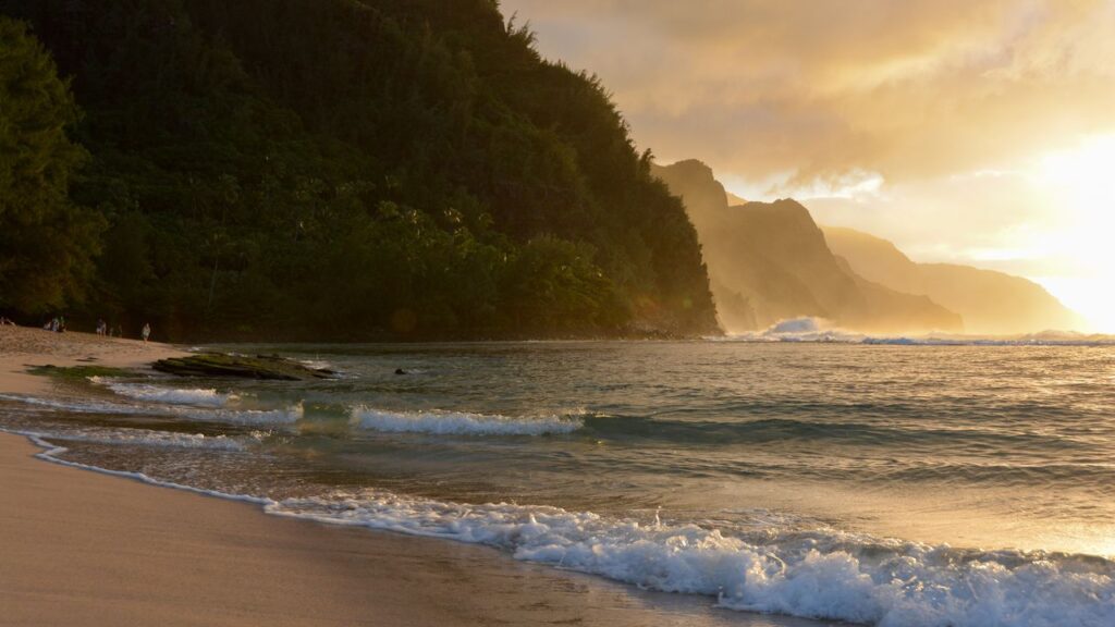 Traveling to Hawaii After the Floods—What to Know and How to Help